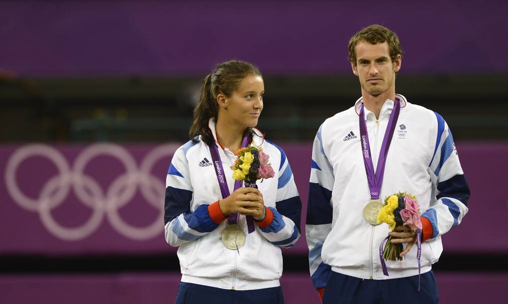 Olimpiadi di Londra 2012: la premiazione del doppio misto. Andy conquista con Laura Robson la medaglia d&#39;argento (Afp)
